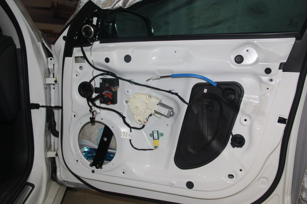 奥迪A4L音响改装DLS R6.2前车门拆卸